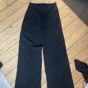 Mjukisbyxor - Mjukisbyxor/loungewear. Ganska tunt material, ribbade och långa byxor (går ner till golvet och jag är 173 cm lång). Vid fit och tighta i midjan.
