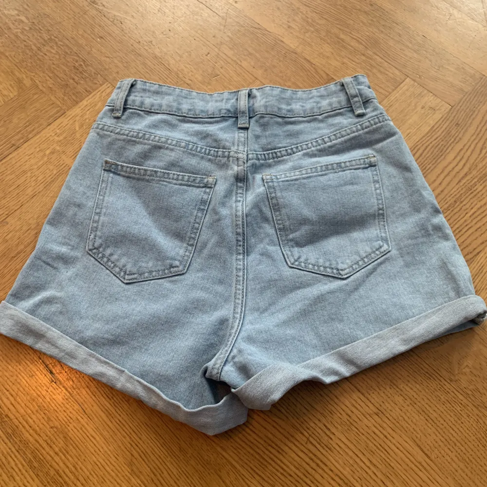 Säljer dessa fina jeans shorts för att dem är för stora för mig, inte använt någon gång, som nya, fina till sommaren. Shorts.