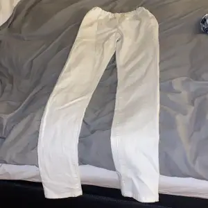 Nu säljer jag dom här vita jeansen. Dom har ingen knapp eller dragkedja. Dom är alldeles för långa för mig så jag kan inte ha dom. Hör av er vid intresse!!💞