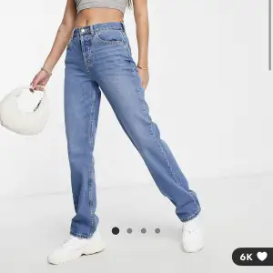 Mellanblå jeans i rak modell