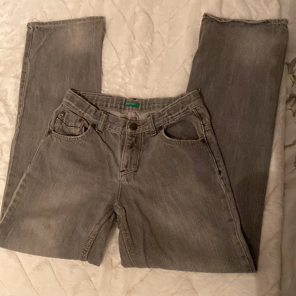 Säljer dessa jeansen från ”Benetton” de är grå lågmidjade bootcut/wide✨, även dessa är för korta på mig som är 165🥹,det står att dem är i storlek xl men det stämmer ABSOLUT INTE!💗 Jag är normalt en xxs-xs och jag kan inte knäppa dem!✨🌷 skriv för mått💗😚. Jeans & Byxor.