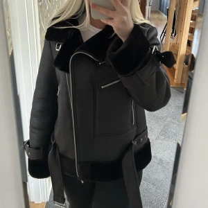 Svart jacka - Svart jacka från Missguided i storlek 36, köpt på Nelly. Har använts men har inga defekter och är i superbra skick. Köpt för 829 kr. Skicka privat vid frågor <3
