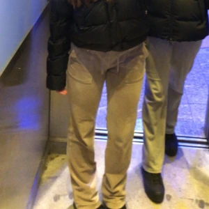 Juicy byxor  - Beiga juicy byxor i storlek S snygga men vill köpa annan färg nu. 