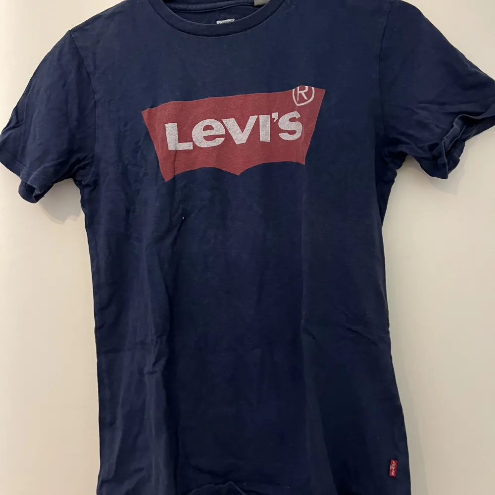 Två t-shirts från levi’s den blåa i XS den gråa i S. Relativt använda. Säljer en för 200kr eller båda för 300kr. T-shirts.