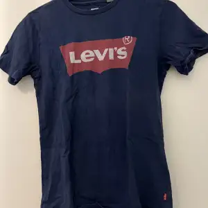 Två t-shirts från levi’s den blåa i XS den gråa i S. Relativt använda. Säljer en för 200kr eller båda för 300kr