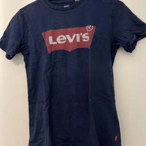 Levi’s t-shirt - Två t-shirts från levi’s den blåa i XS den gråa i S. Relativt använda. Säljer en för 200kr eller båda för 300kr