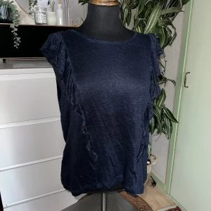 Helt ny topp - Helt ny oanvänd söt topp, lapparna är fortfarande kvar. Jätte fin och skön, med eleganta volanger som detalj. Dyr inköpt. 