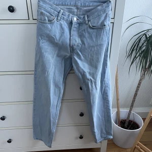 Sweet SKTBS Jeans - ✏️Ljusa Sweet SKTBS Jeans i Storlek 28! Har två väldigt små fläckar vid gylfen (se bild 3)
