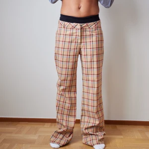 Rutiga byxor - Låga rutiga byxor, personen på bild är en S, så funkar också på någon med M, men då mer tight. 