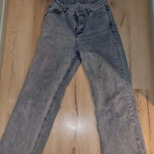 Ljusblå jeans - Jeans från Shein. Använt skick. Lite slitna vid fötterna men inget man tänker på.