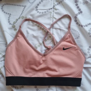 Nike sportbh - Nike sportbh i fin rosa färg. Är i fint skick, dock lite nopprig på banden. Har padding som går att ta ut. Har justerbara band. Köpt för 399kr. Pris kan diskuteras. Kontakta för frågor💕
