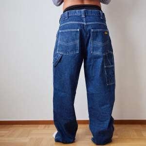 Stora jeans från Blåkläder, det står C 50 på byxan. Funkar som over sized.  