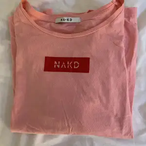 Ljusrosa t-shirt från NA-KD! Storlek M🌸 100kr+frakt