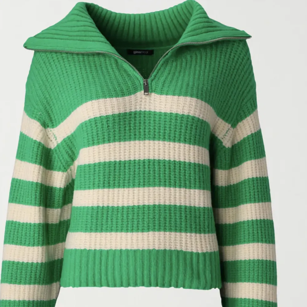En stickad grön randig tröja. Jag köpte fel storlek och den blev inte som tänkt. Så den är helt oanvänd, storlek s. Stickat.