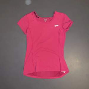 Rosa Nike tröja, använd 1-3 ggr 