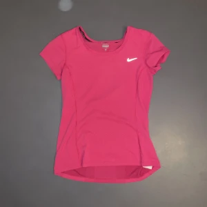 Tränings top  - Rosa Nike tröja, använd 1-3 ggr 