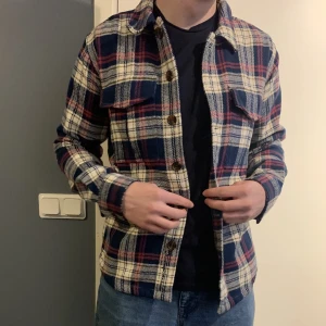 Flanellskjorta  - Skjorta i storlek M. Säljer pga för liten, inget slitage. 