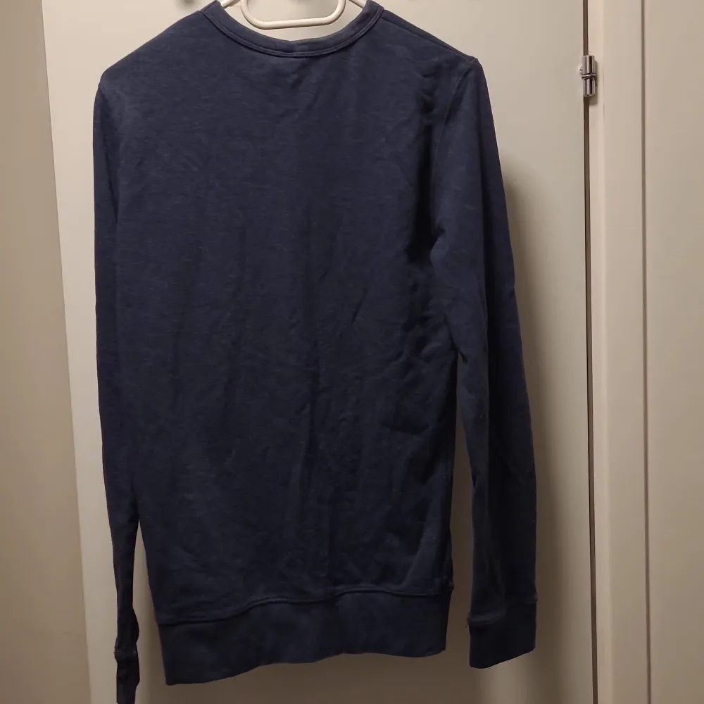 Size S lightly used in good condition Blue shirt.  Feel free to contact for more info. & in Swedish. Hoodies.