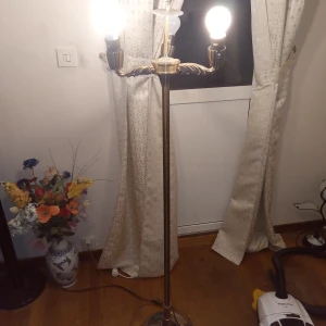 Mässing golvlampa trearmad utan skärm . - Fin gammal mässings golvlampa trearmad utan skärm .längd ca 143 cm. Viss slitage finnes och renovering behövs .fungerande och lyser .hämtas i Skene .Swissbetalning tillämpas alt kontant betalning .