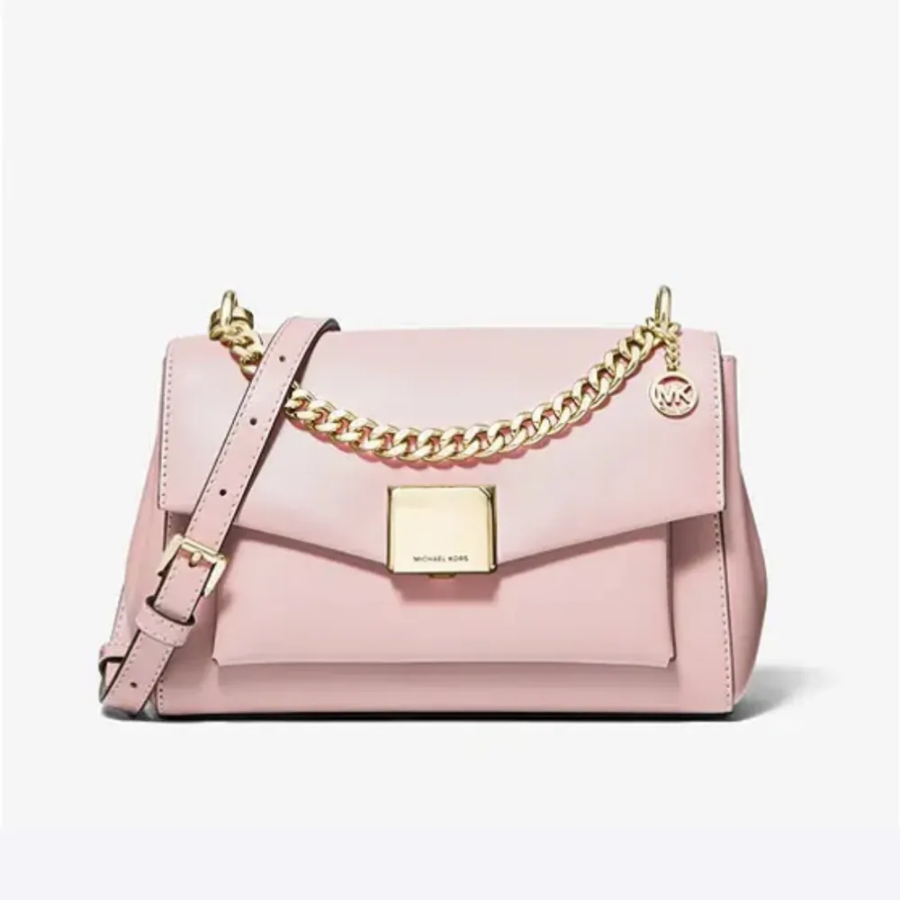 Michael kors lita väska i baby pink eller blush pink Helt ny och oanvänd med alla prislappar på. Ordpris.3749kr Kvitto och påse mm följer med . Väskor.