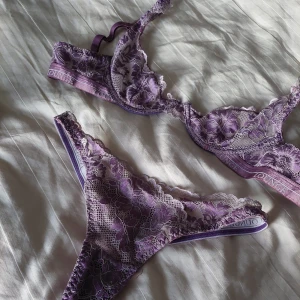 Lounge Underwear (70A+XS) - Ett lila Balconyset från Lounge underwear. I använt skick. Går att köpa endast en del av setet om så önskas.  BH-storlek: 70A Stringtrosor: XS 