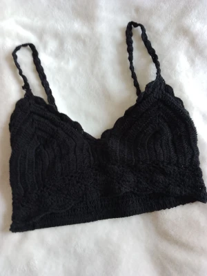 Svart topp  - Virkad mjukt tyg 