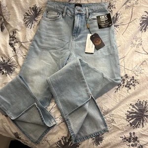 Jeans 👖  - Helt nya jeans, aldrig använda. Tycker de är lite stora för att vara i storlek 32.