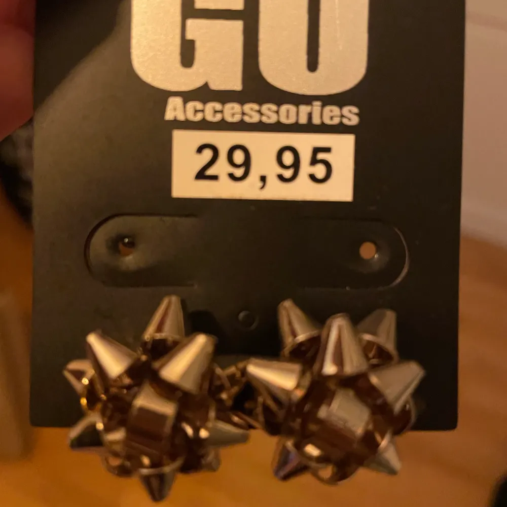 Ett par guldiga örhängen dom är aldrig använda.. Accessoarer.