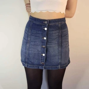 kort jeanskjol från H&M - kort jeanskjol från H&M i storlek 36. möter ej upp, postar enbart 🌸