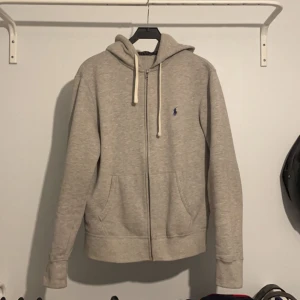 Ralph lauren hoodie - Säljer nu min Ralph lauren hoodie för att den blivit för liten. Den är i bra skick, inga hål eller något sånt. Nypriss 1800