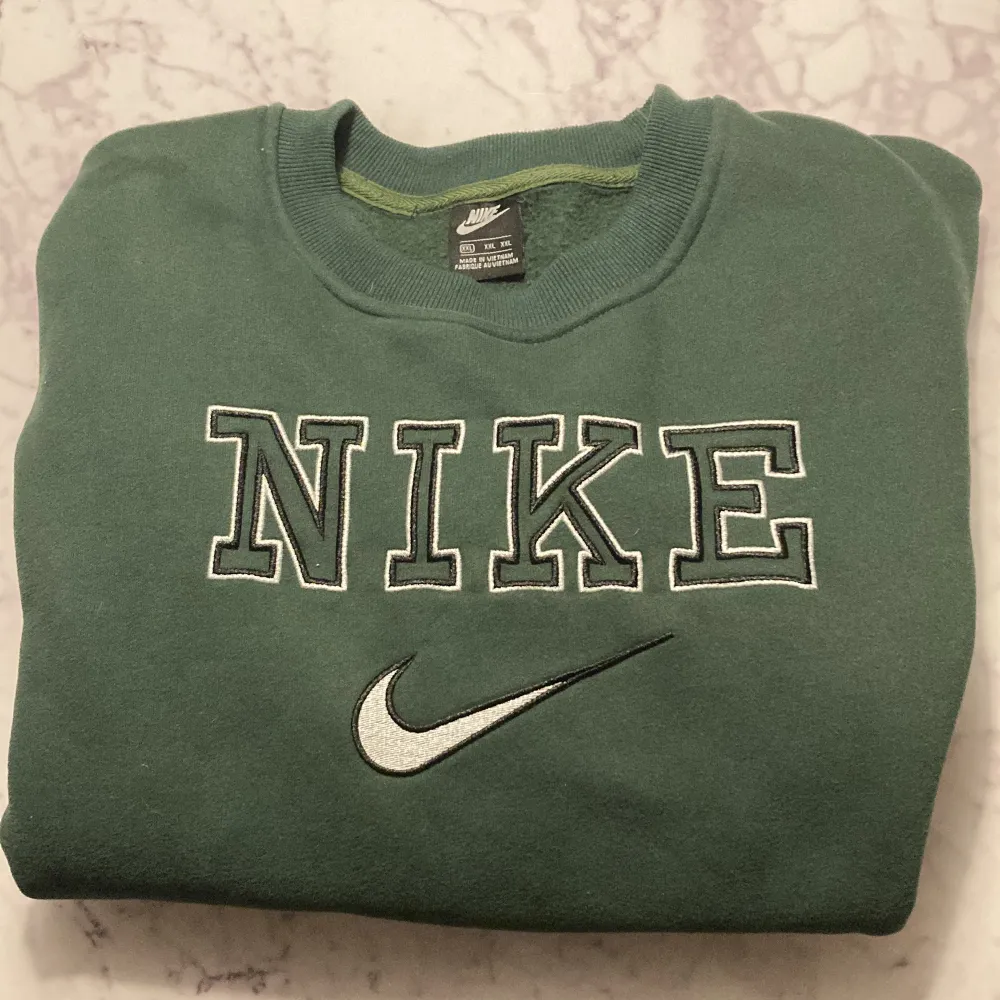 Mörkgrön Nike sweatshirt i bra skick. Använd ett fåtal gånger. Storleken är i förminskad form så egentligen är den runt M i size! Tidigare köpt i second hand. Tröjor & Koftor.