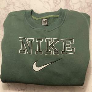 Mörkgrön Nike sweatshirt i bra skick. Använd ett fåtal gånger. Storleken är i förminskad form så egentligen är den runt M i size! Tidigare köpt i second hand