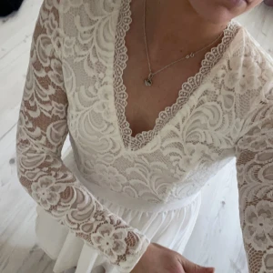 Studentklänning  - Superfint studentklänning, jag använde den aldrig på studenten så den är enbart testad! Från Nelly strlk 38/M. Den är väldigt stretchiga och skön!🥰 Köparen betalar frakt 