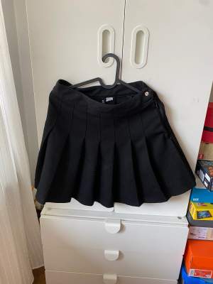 Liten svart minikjol, pleated 👯‍♀️passar till allt, ett måste i garderoben 🧺dragkedjan har blivit bytt, men inget som syns utanpå 