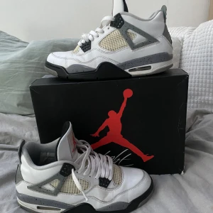Jordan 4 white cement 2012 - Säljer ett par feta jordan 4 i bra skick, 7/10 skick. Passar med allt och bekväma. 