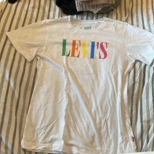 T-shirt  - T-shirten är i väldigt fint skick endast använd ett fåtal gånger passar s/m 