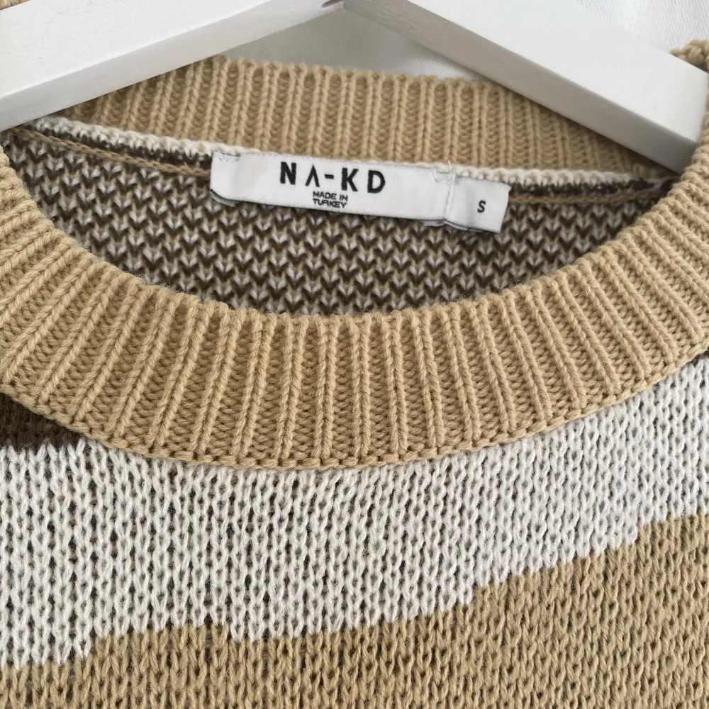 Superfin stickad mönstrad tröja från NA-KD. Den sitter lite oversize på mig som normalt har storlek S. Den är sparsamt använd och är därför nästan i nyskick. Pris kan diskuteras vid snabb affär . Stickat.