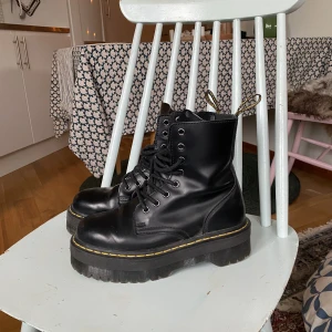 Dr. Martens platform - Dr Martens platform, matt svart, strl 37. Använda ett fåtal gånger, säljer pga behöver rensa bort skor och använder dessa för lite! Ser så gott som nya ut 🫶