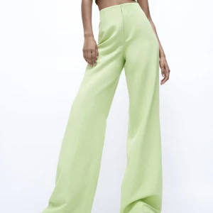 Byxor  - Byxa med full length från zara i storlek xs-s.  Helt ny och oanvänd  Ordpris.399kr