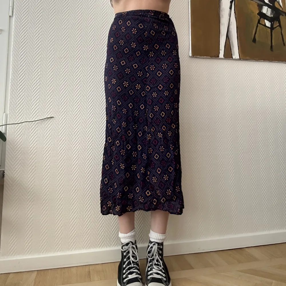 Jättefin mönstrad kjol perfekt för sommaren. Jag är 170cm lång. Tyget är inte särskilt stretchigt. Dragkedja och knapp. Skriv för fler bilder! Tyget är hyfsat tunt och är utan underkjol. Bra skick! . Kjolar.