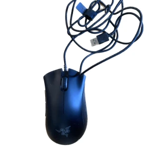Razer Deathadder essential - Razer mus som används ej längre. Skick 7/10. Den kan endast lysa grön och inte andra färger