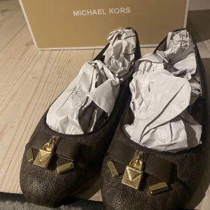 michael kors ballerinaskor - Säljer mina ballerina michael kors skor. 