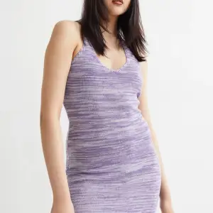 En stickad lila klänning från H&M i storlek S, inte använda då det är fel storlek för mig💜