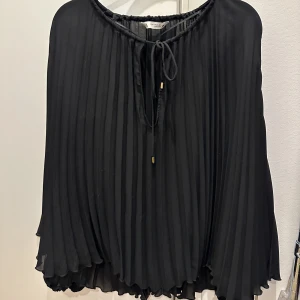 Plisserad blus  - Säljer denna söta blus från zara, använd 1 gång 💗 storlek xs , passar s också 