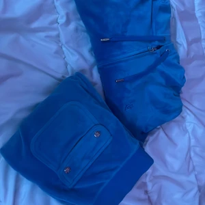 Juicy sett - Jätte snyggt sett  Byxorna är xs  Tröjan är i M