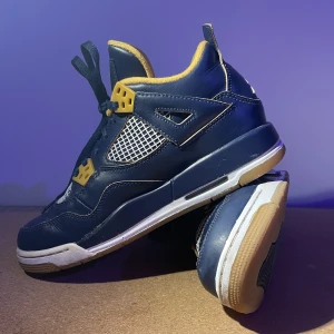 Jordan 4 ”Dunk from above” - 👋🏼Hej, säljer ett par fina Jordan 4 ”Dunk from above” ✅ Storlek 38,5 ✨skicket är 7,5/10 då dem är normalt använda ett tag och lådan är borta tyvärr (dem är även nytvättade) 💸Nypris är ca 4000kr, bud börjar på 700 🚚 Fraktas eller möts i Sthlm 👍🏼kom med bud 🙌