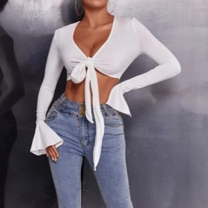 Slätt knutbar topp - En trendig knutbar topp som man på valfritt sätt kan stylea. Man kan välja att ha den så att den täcker lite mer eller tvärtom. Inte min typ av stil och har därför knappt kommit till användning🤍 Skriv för mer bilder!