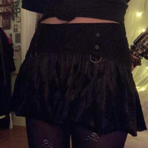 tripp kjol!!!!! Det är en kort kjol som är svart med sammet och spets. Det är även döskallar på hänget. funkar med bälte till <3