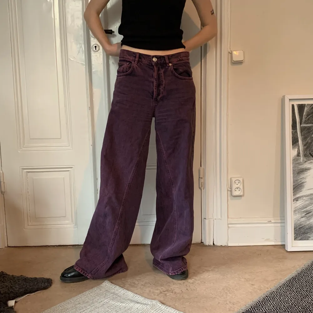 Säljer mina wide leg jeans från Ganni i strl 27, inget att anmärka på skicket. . Jeans & Byxor.