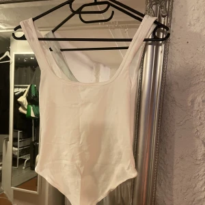 Vit body strl 34-petite ASOS  - Använd 1 gång. 